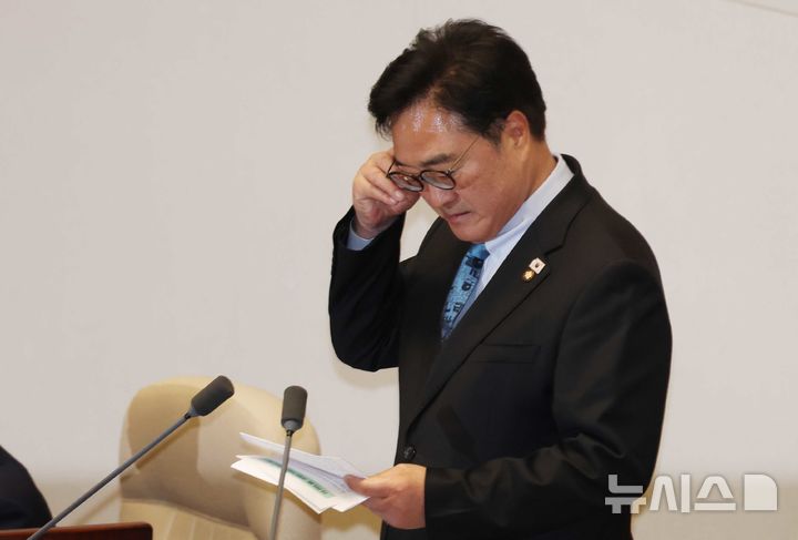 우원식 국회의장 인사와 눈물 - 눈물을 닦고 있는 우원식 국회의장 모습