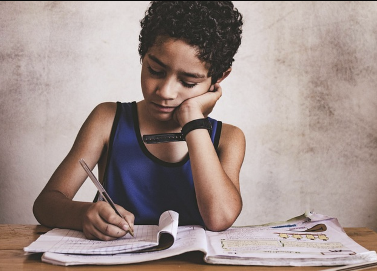 학습 전략에 맞춘 학습을 고민하는 학생 모습