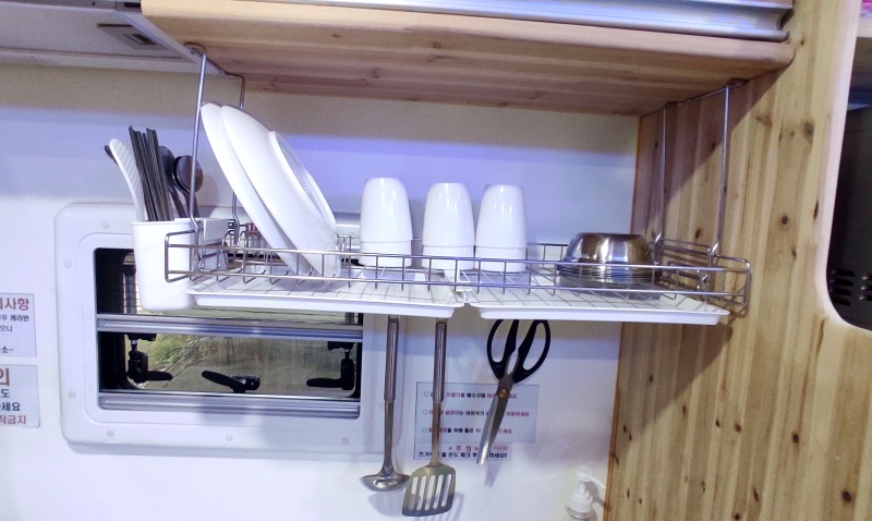 접시 컵 수저 캠핑그릇 등 비치되어있는 주방용품