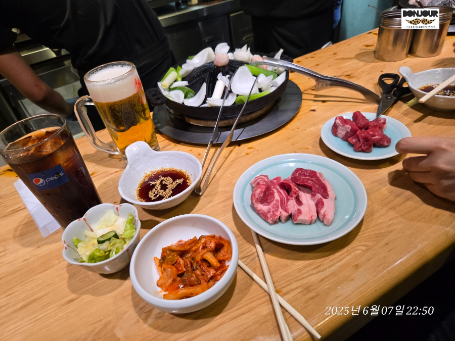 징기스칸 다루마 메뉴 주문 후 음식이 테이블에 세팅된 모습