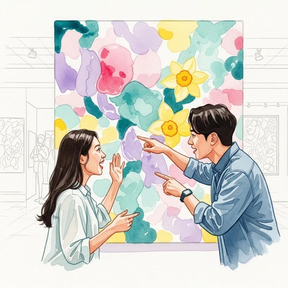 미술 작품을 보며 즐겁게 대화하는 두 친구.