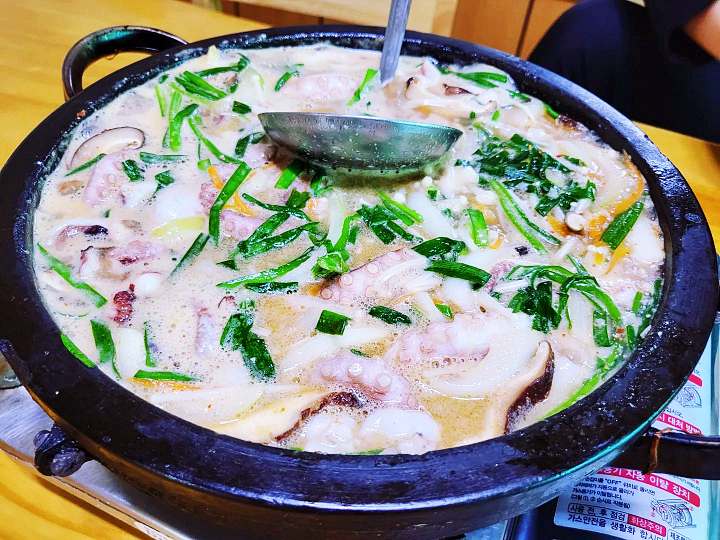 토요일은 밥이좋아 예산 덕산 온천 낙지 전골 맛집 50년 내공 낙지볶음 활낙지 낙지버섯전골 예산10미 현지인 추천 토밥 좋아 방송정보