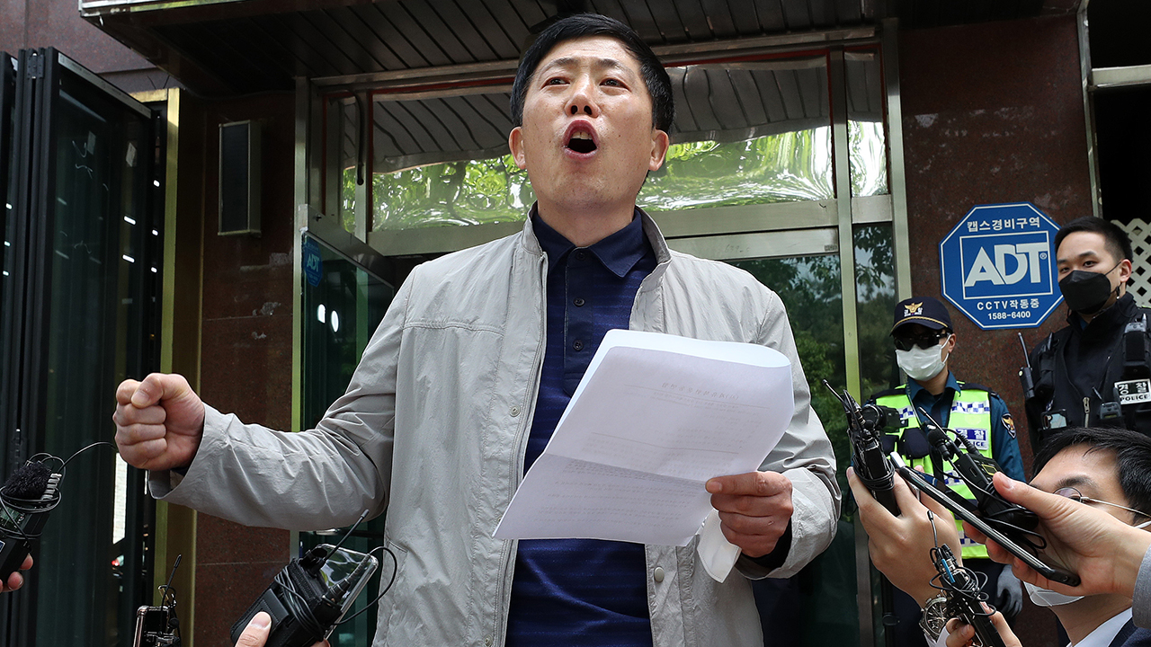 북한의 대남 오물 풍선 살포 사태, 만약 오물 아닌 생화학 무기를 싣고 있었다면? - 오물 풍선의 원인 제공한 자유북한운동연합의 박상학, 니가 그 똥 다 치워라 북한의 대남 오물 풍선 살포 사태, 만약 오물 아닌 생화학 무기를 싣고 있었다면? - 오물 풍선의 원인 제공한 자유북한운동연합의 박상학, 니가 그 똥 다 치워라