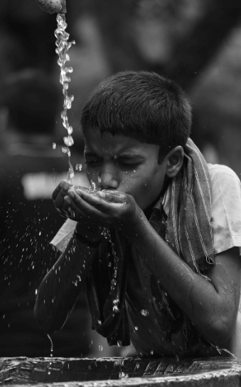탈수 증상, 탈수 예방을 위해 손으로 물을 받아 마시는 소년