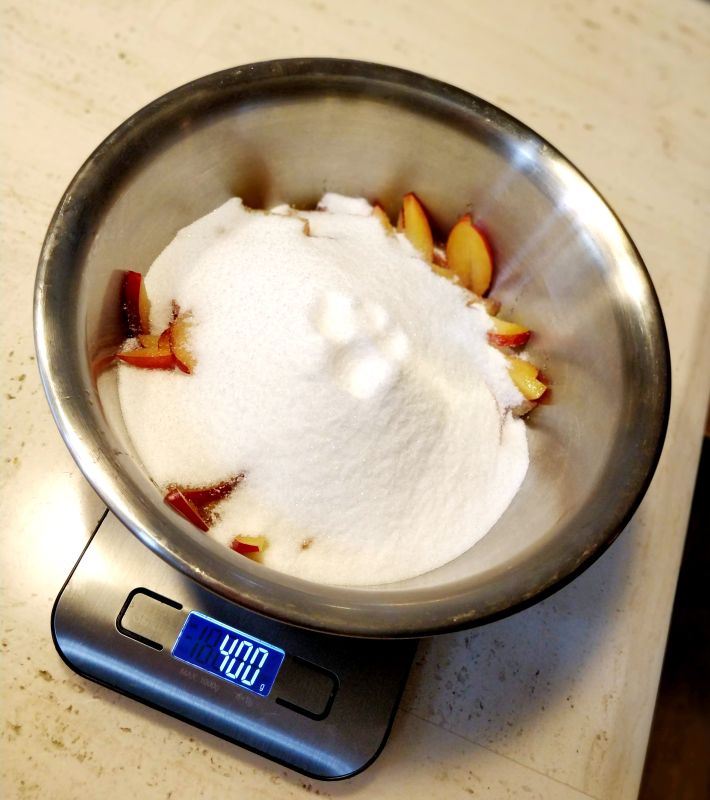 저울에 자두와 설탕을 무게를 재가며 양을 맞춰주는사진