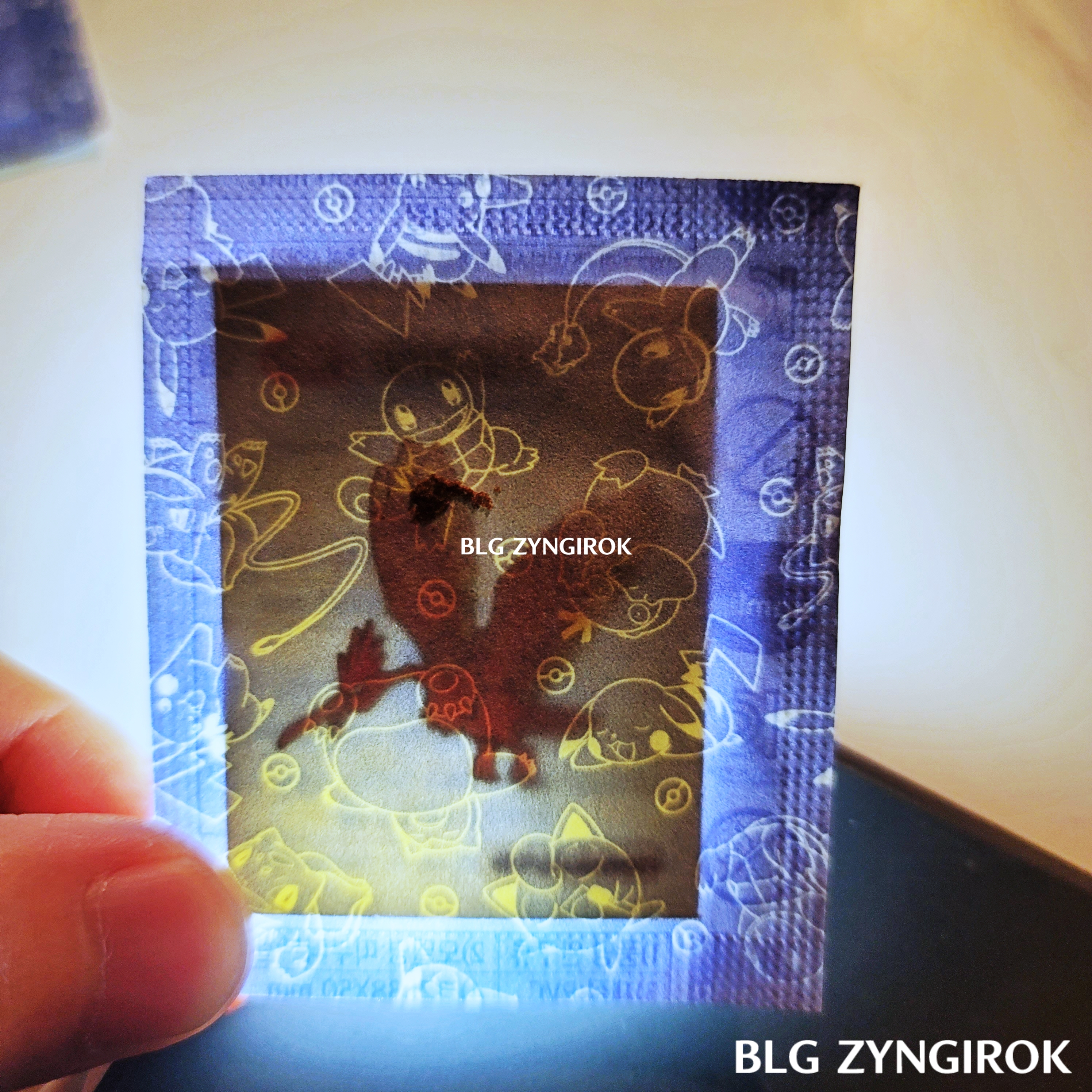 띠부띠부씰-깨비드릴조를-들고있다.