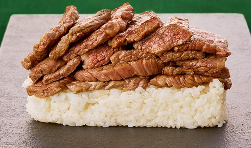 흰밥위에 소고기가 올려져 있다
