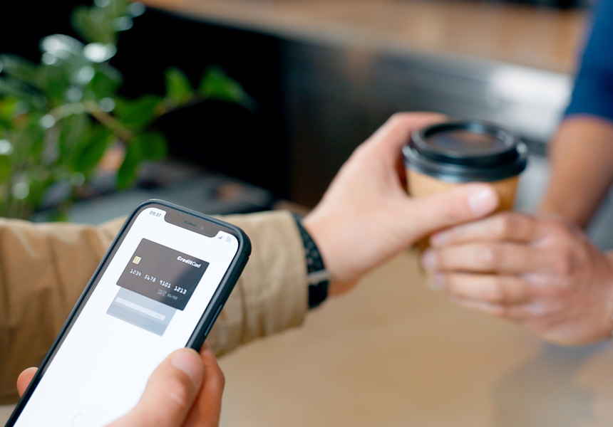 카페에서 신용카드로 결제하는 모습