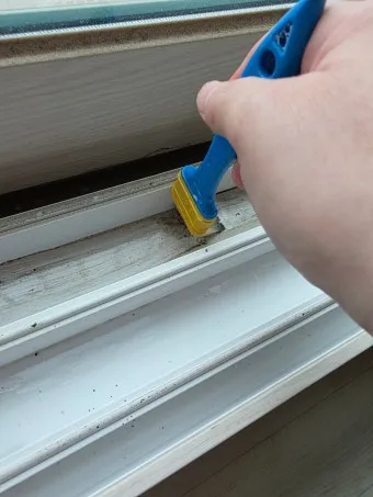 창틀 먼지 진공청소기 솔브러시와 물티슈로 닦는 순서_27