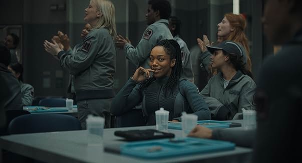 영화 미키 17 완벽 분석 - 단순 SF가 아닌 인간 정체성에 대한 깊은 탐구