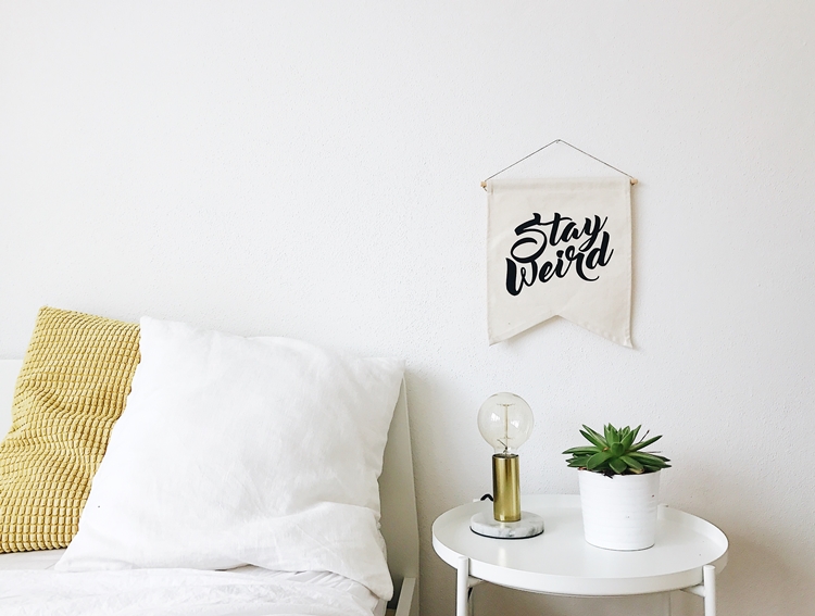 벽에 걸린 패브릭 포스터