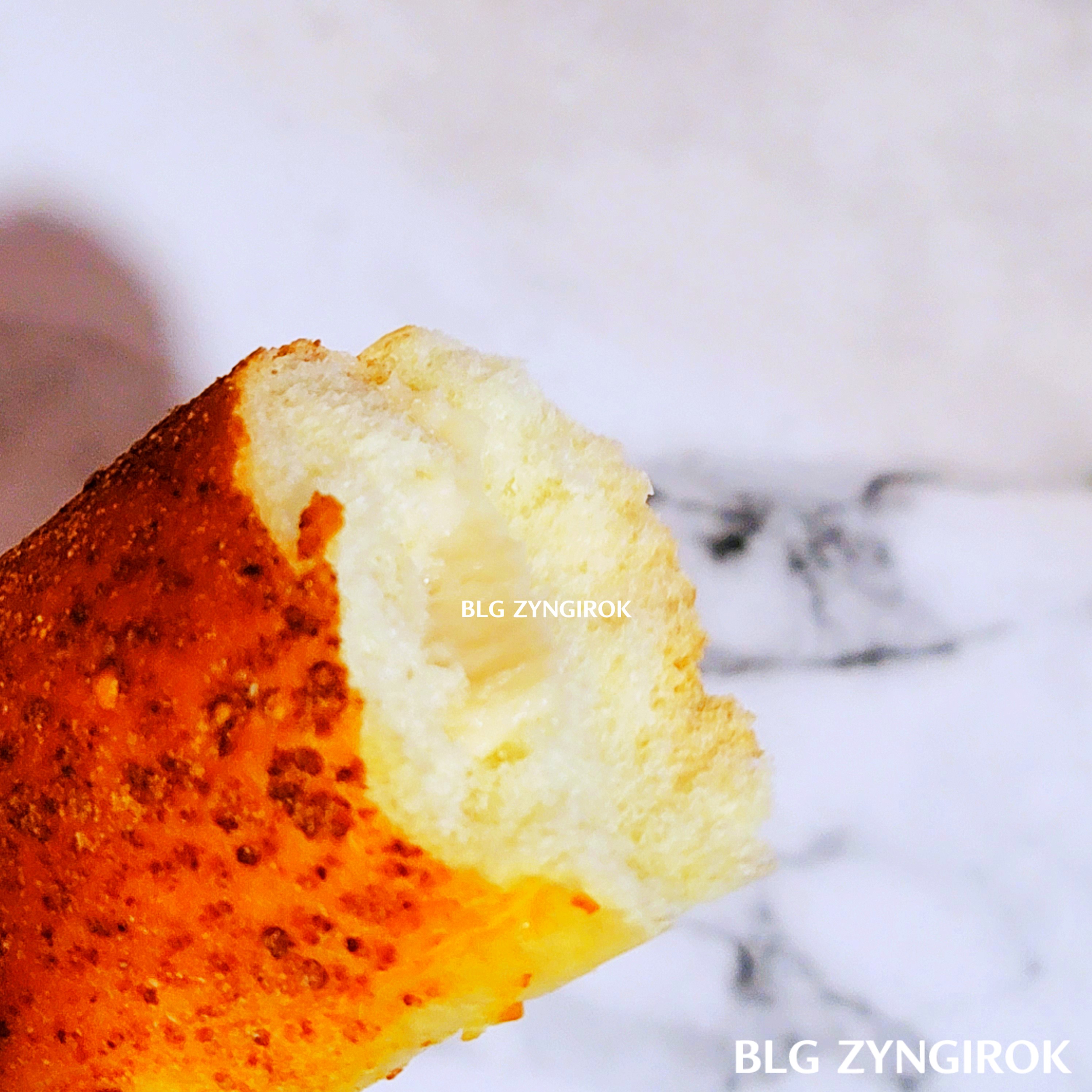 포켓몬스터빵-부스터의-어니언-크림치즈빵을-반-가른모습이다.