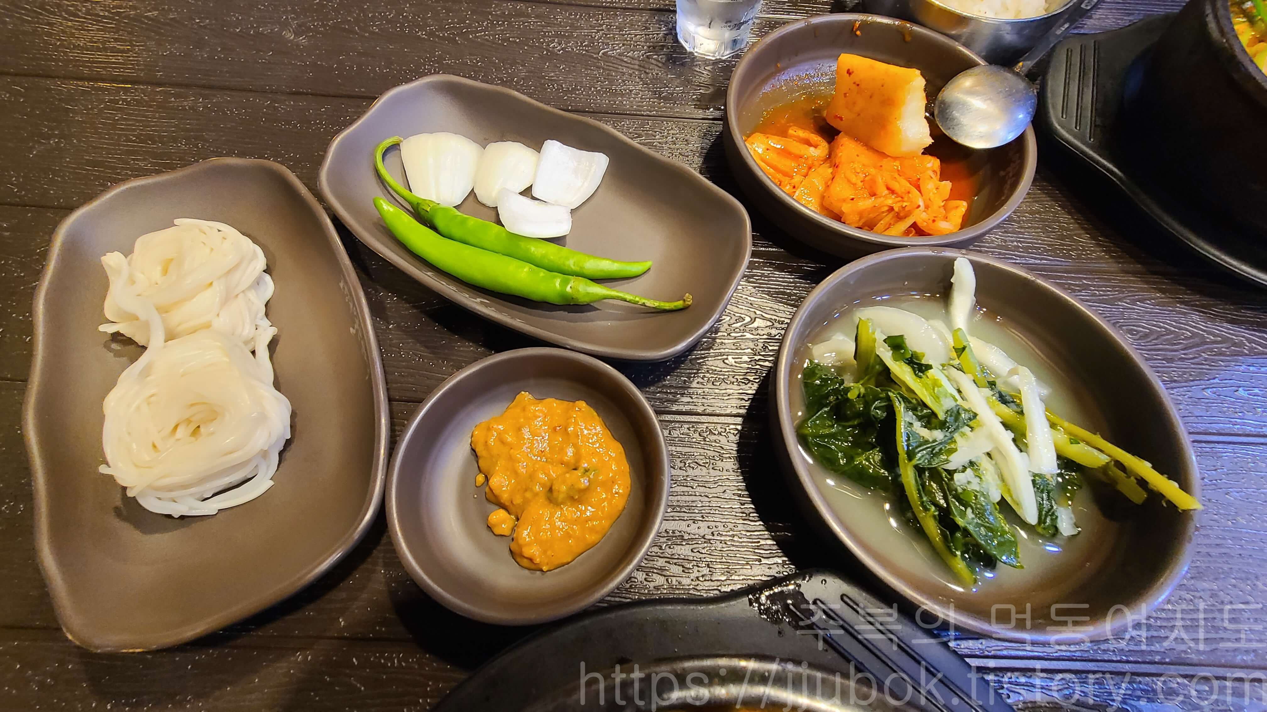 고향옥-얼큰순대국-밑반찬-2