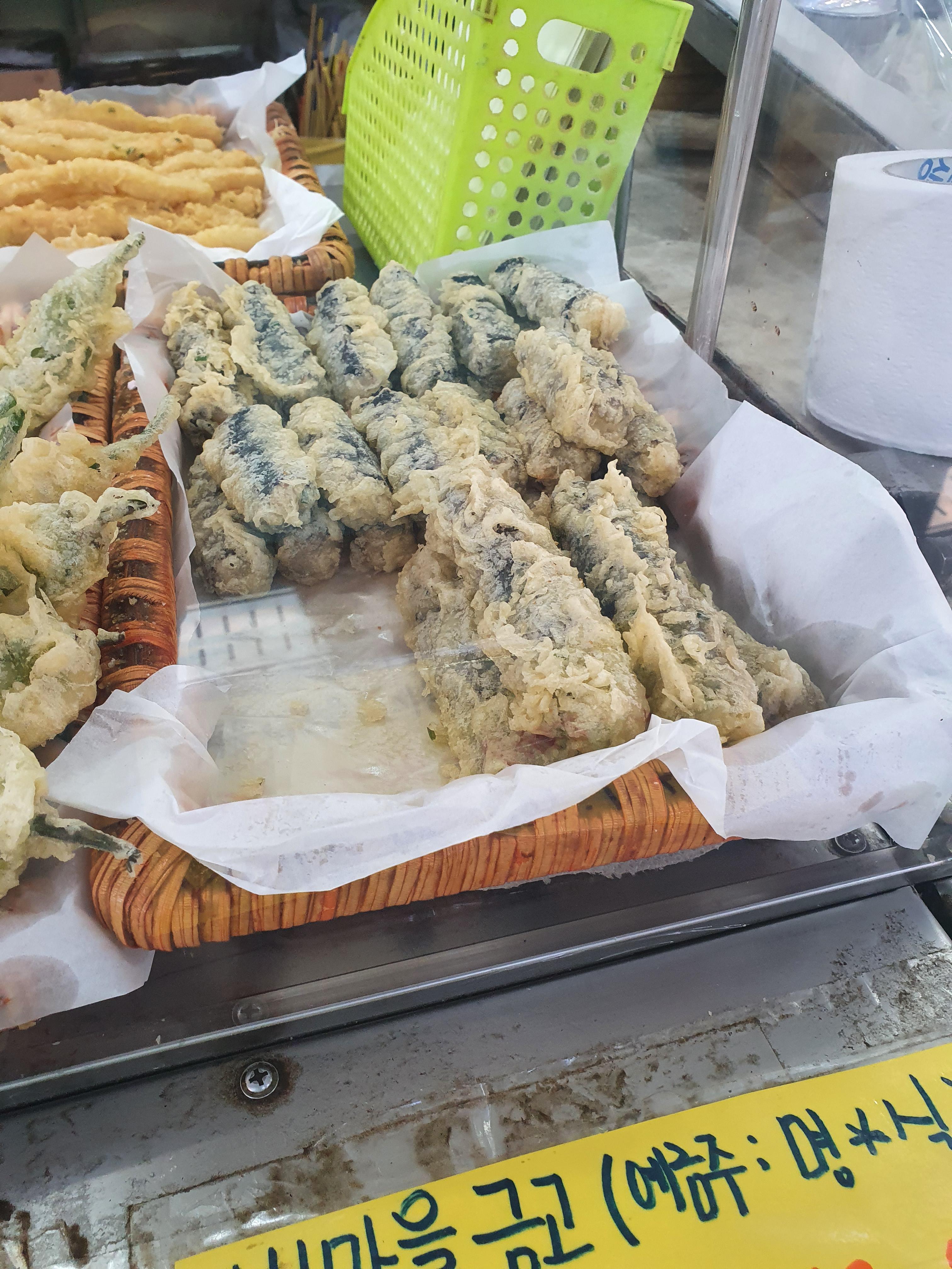 한민시장 온양삼색호떡 김말이 튀김 사진
긴것은 매콤 김말이, 짧은것은 야채 김말이