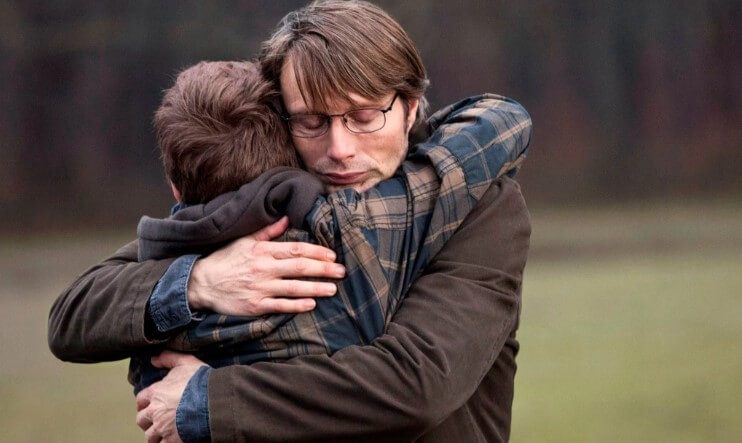 더 헌트 아이를 포옹하고 있는 모습