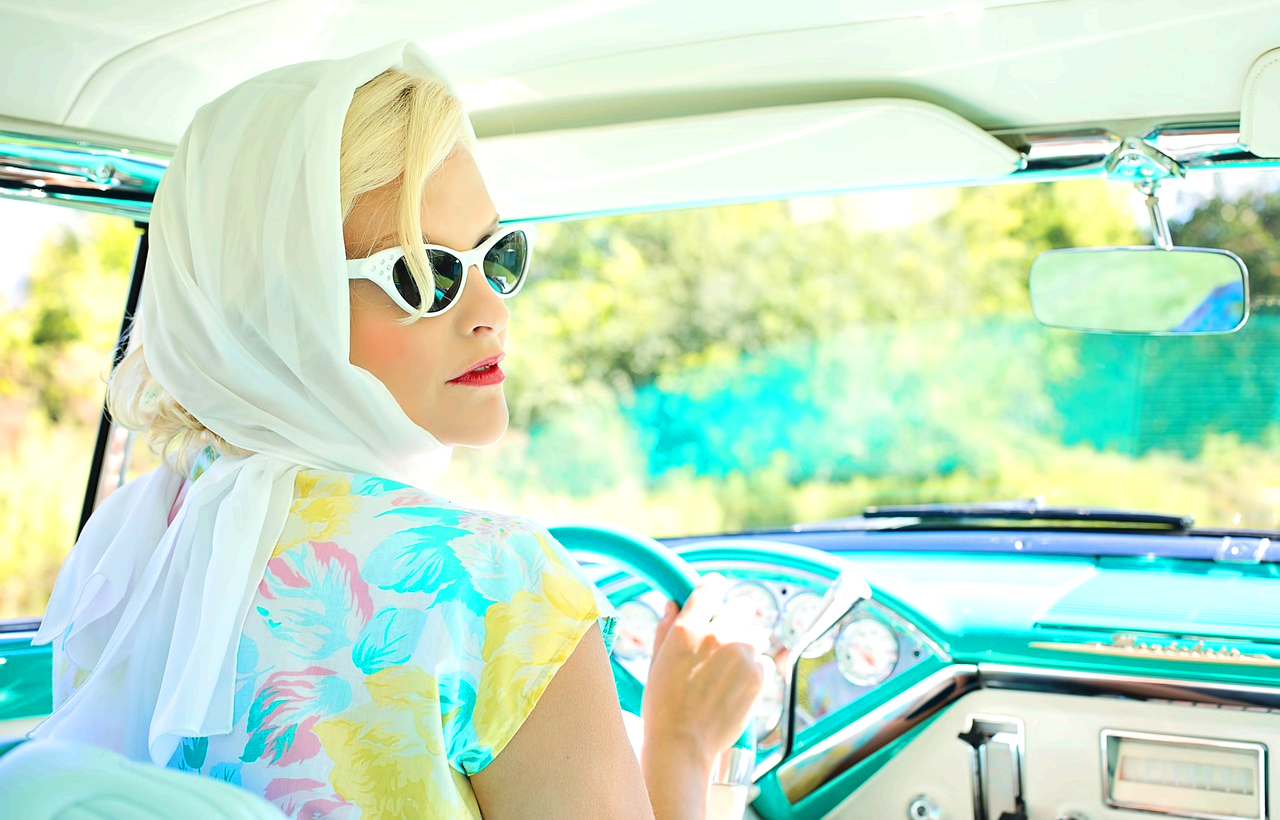 자동차 운전하는 여인