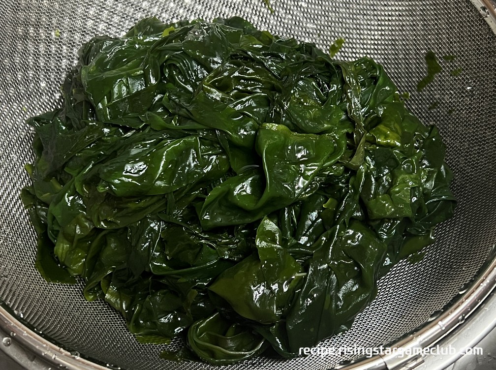 불린 미역 물 빼기