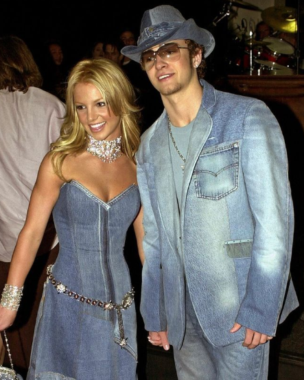American Music Awards, 2001처럼 색과 아이템을 연결해 전체 착장을 정돈한 코디입니다.