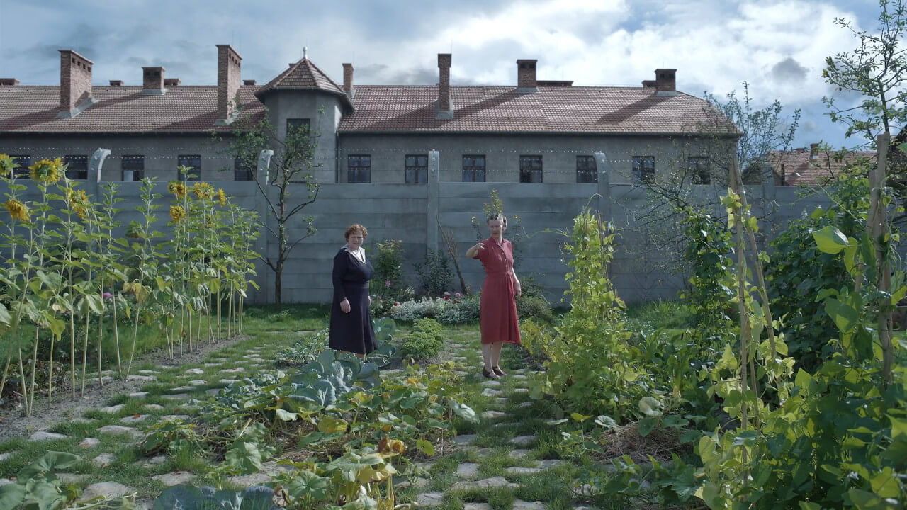 루돌프의 아내 헤트비히가 자신의 어머니에게 정원을 자랑하는 모습