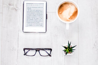 테블릿pc와 주변에 놓인 안경