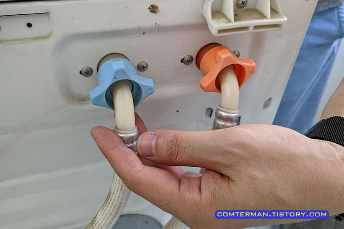 LG 세탁기 뒷면 급수호스 연결부