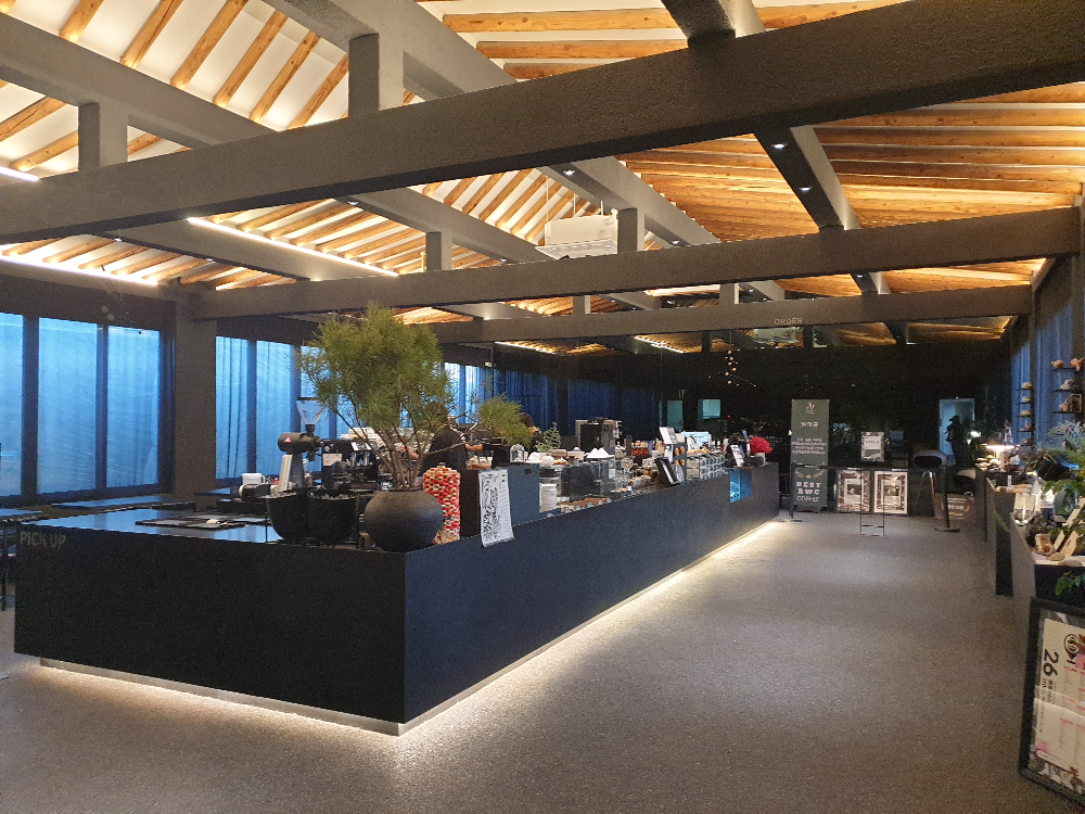 한국적인 서까래와 모던한 컬러가 조화를 이룬 작업 공간