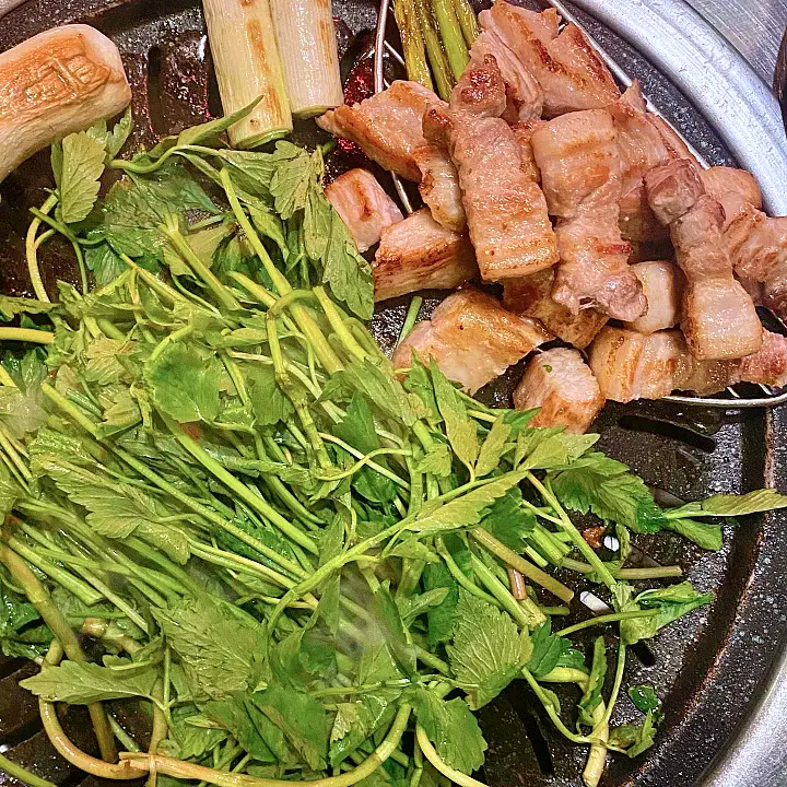 줄서는식당 41회 이필모 목살 5cm 두툼 뚱목살 삼겹살 가브리살 꽈리고추 고사리 구이 냉라면 된장솥밥 맛집 추천 소개