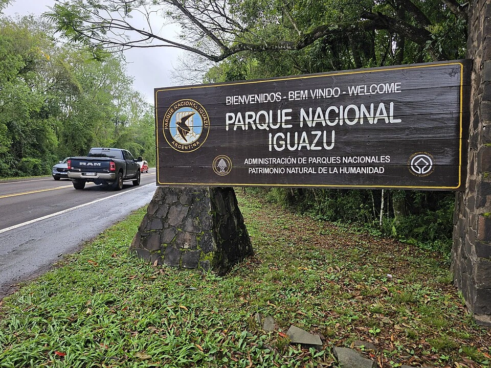 아르헨티나 이과수 국립공원(Parque Nacional Iguazu) 진입 도로 12번 국도 공식 환영 표지판 - APN 로고와 UNESCO 자연유산 표기