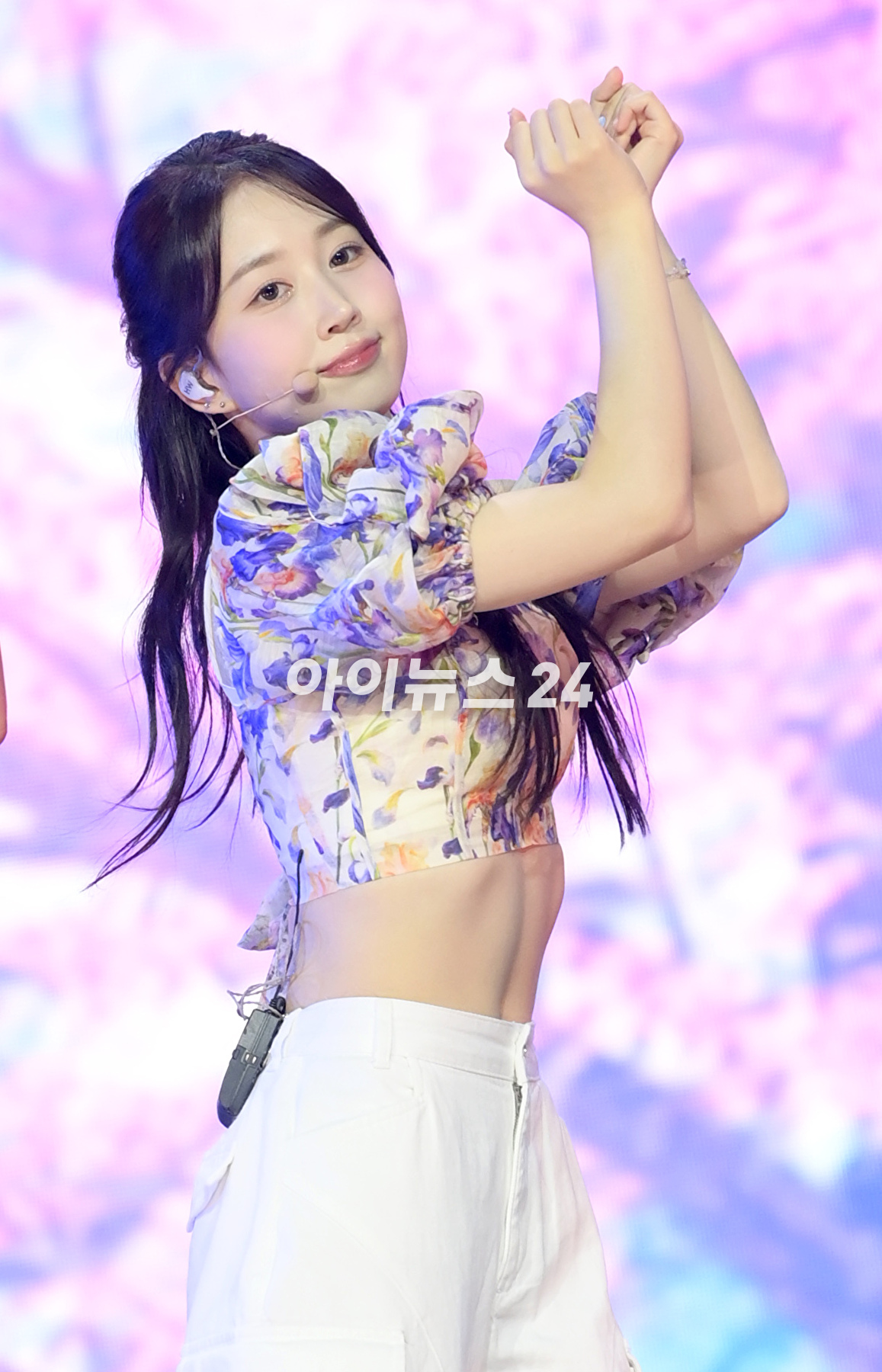 룹 엔믹스 해원이 11일 오후 서울 용산구 한남동 블루스퀘어에서 열린 엔믹스(NMIXX) 세 번째 싱글 앨범 '어 미드서머 엔믹스 드림'(A Midsummer NMIXX's Dream) 발매 기념 쇼케이스에서 타이틀곡 '파티 어클락' 무대를 선보이고 있다. [사진=정소희 기자]