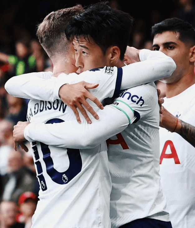 손흥민 아스날 토트넘 경기 중 동료와 기뻐하는 장면