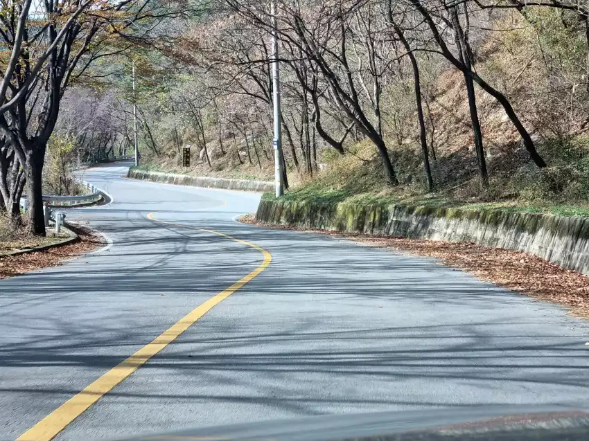 한티휴게소에서 이어지는 내리막 구간 중 일부입니다.