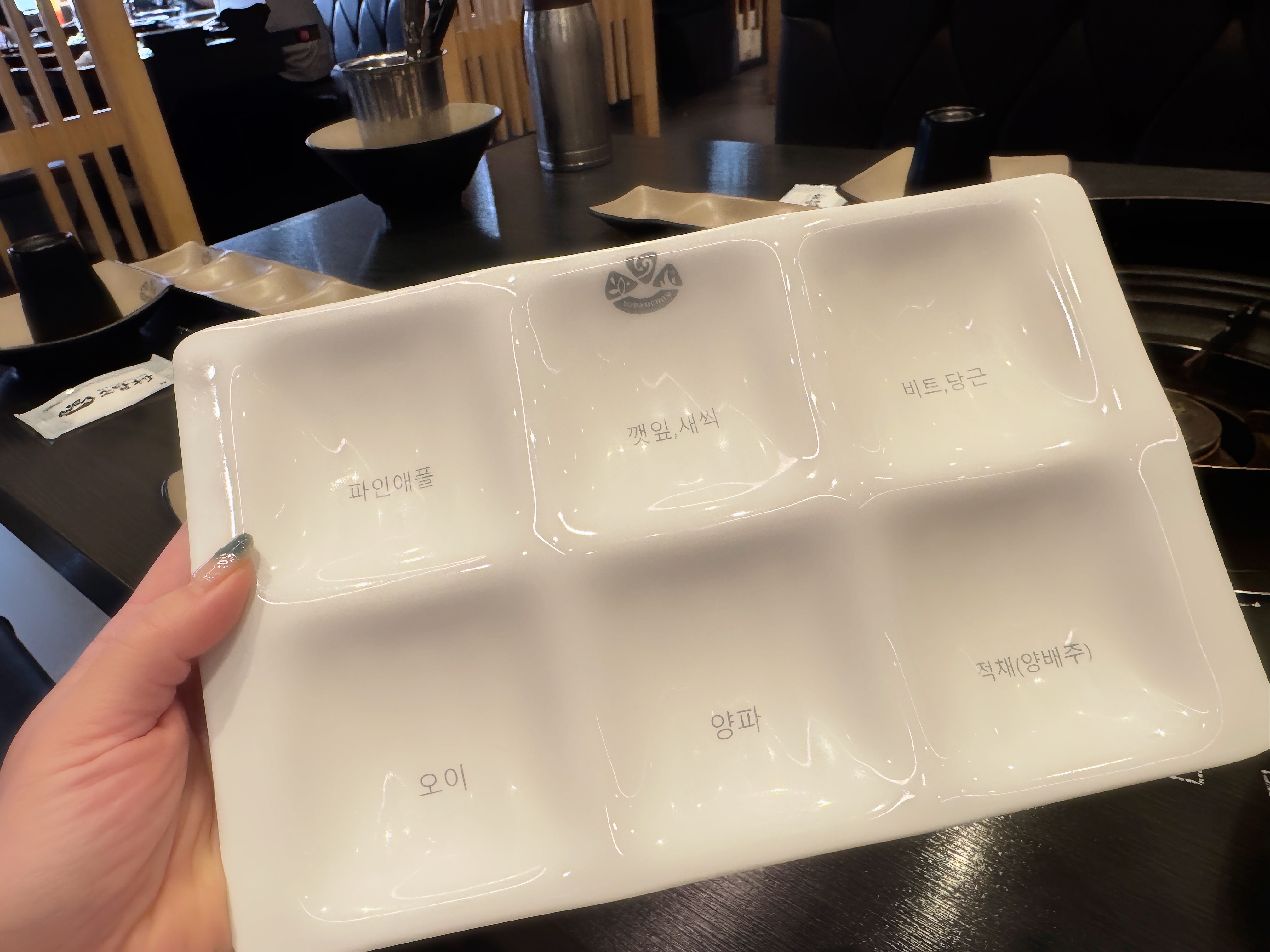 월남쌈 채소 담는 접시에 적힌 추천 조합 – 처음 온 손님도 쉽게 고를 수 있다