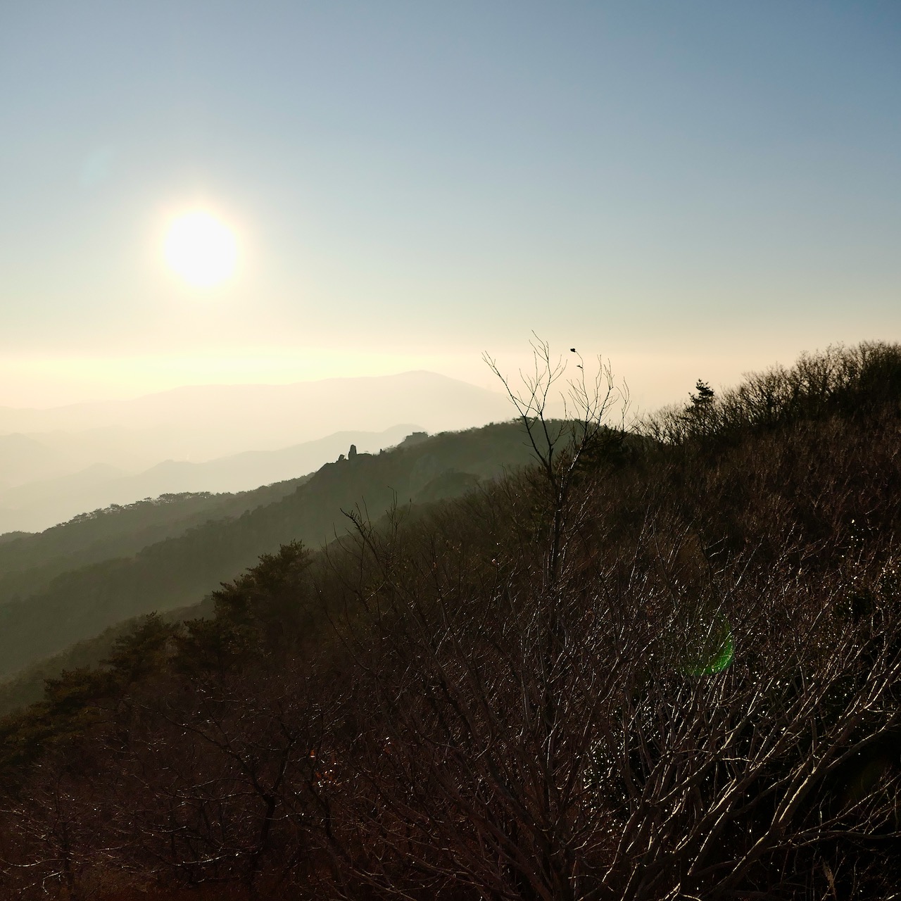 제4망루에 올라 바라본 풍경은 미세먼지로 시야가 썩 좋진 않았지만&#44; 그 나름대로 운치가 있었습니다