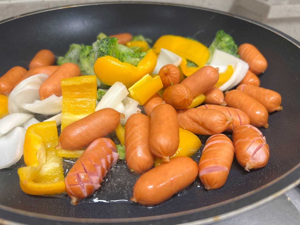 마늘을 넣는다면 마늘부터 볶아주세요