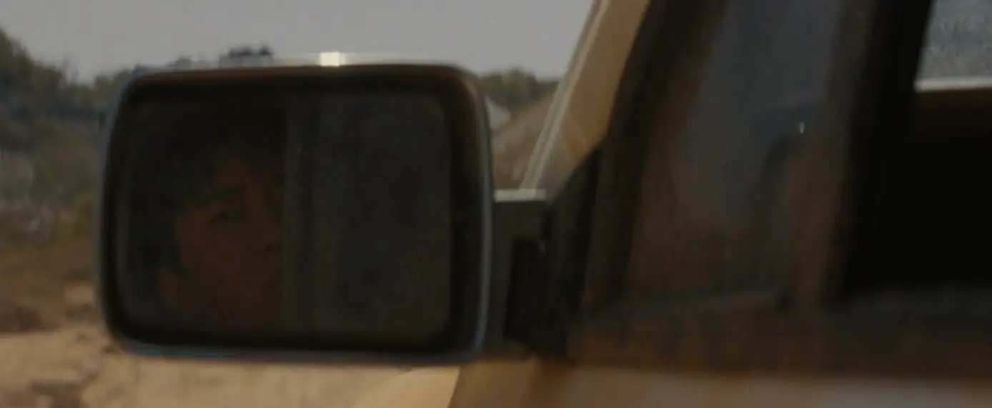 임영웅-달리는 차속 백라이트로 비춰지는 임영웅