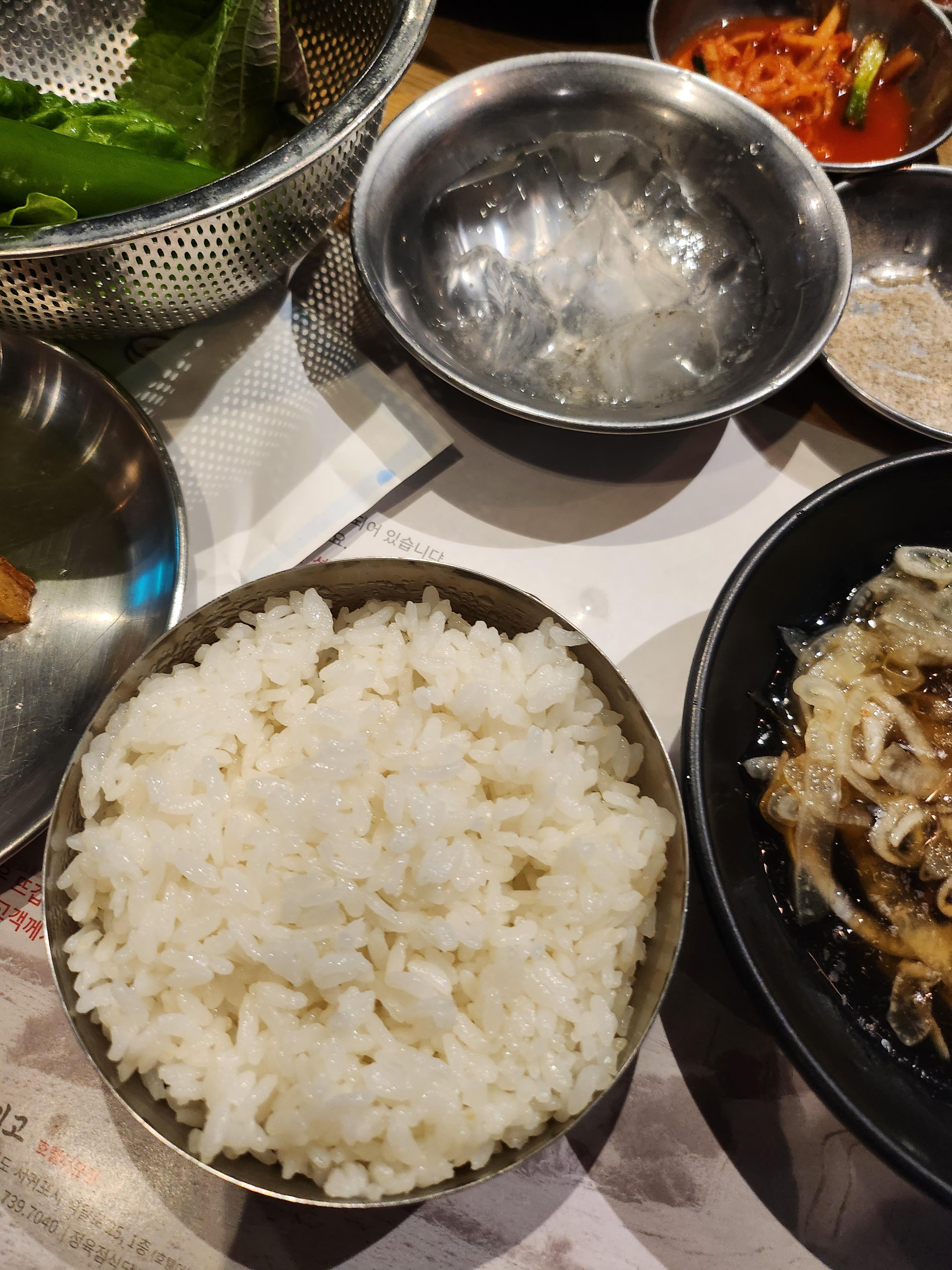 다다익고 호텔더본점 된장찌개에 공기밥이 1개 포함되어 있습니다.