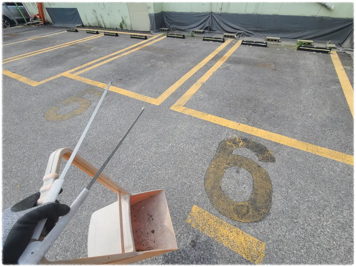 주차장에서-쓰레기청소를-준비하고-있는-모습