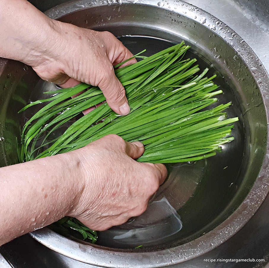 무생채 무침에 들어갈 부추를 양푼에 물을 받아 씻는 사진