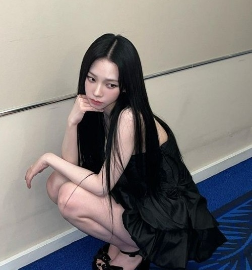 앉아있는-카리나