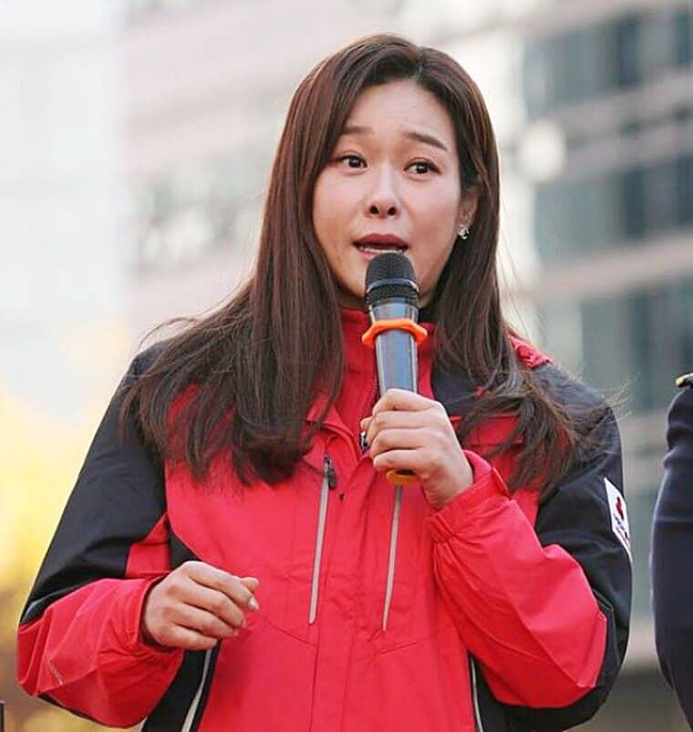 현영 모델 데뷔 및 방송 활동