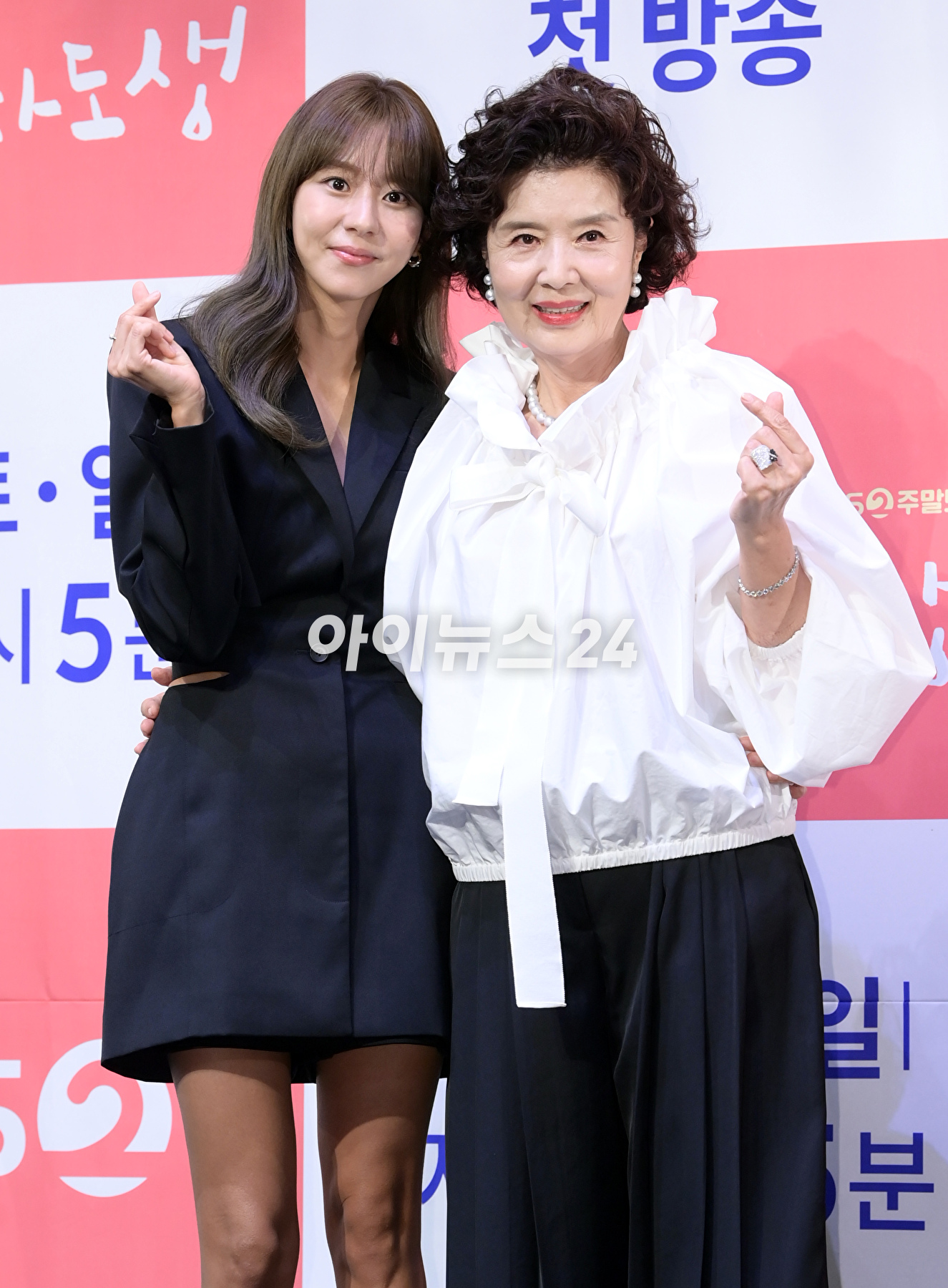 배우 유이와 윤미라가 12일 오후 서울 구로구 신도림동 라마다 서울 신도림에서 열린 KBS2 새 주말 드라마 '효심이네 각자도생' 제작발표회에 참석하고 있다. [사진=정소희 기자]