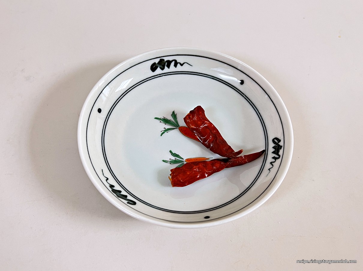 머위 장아찌에 들어갈 태국고추 2개