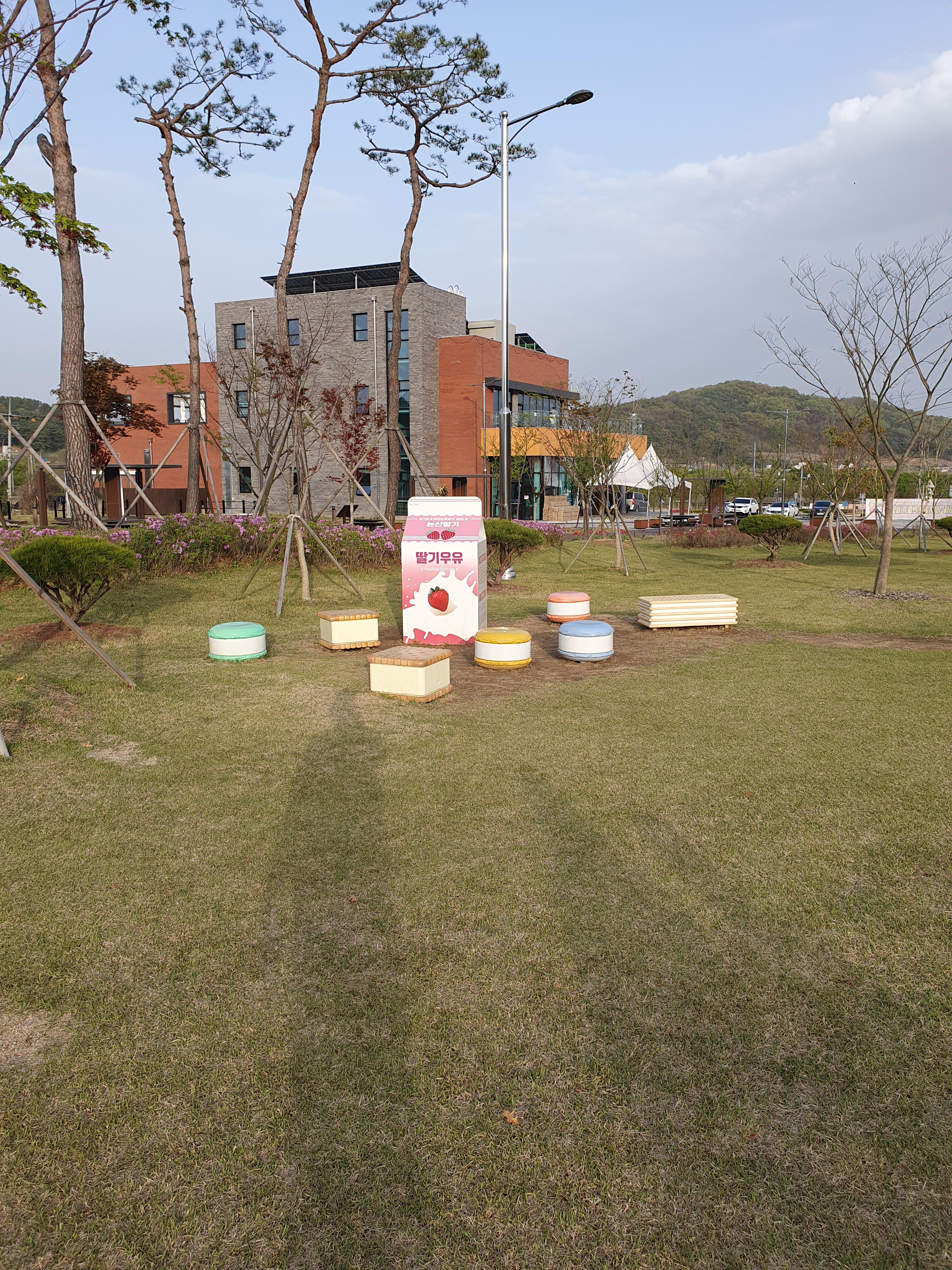 딸기우유와 마카롱역시도 귀엽게 모형이 전시되어 있다.