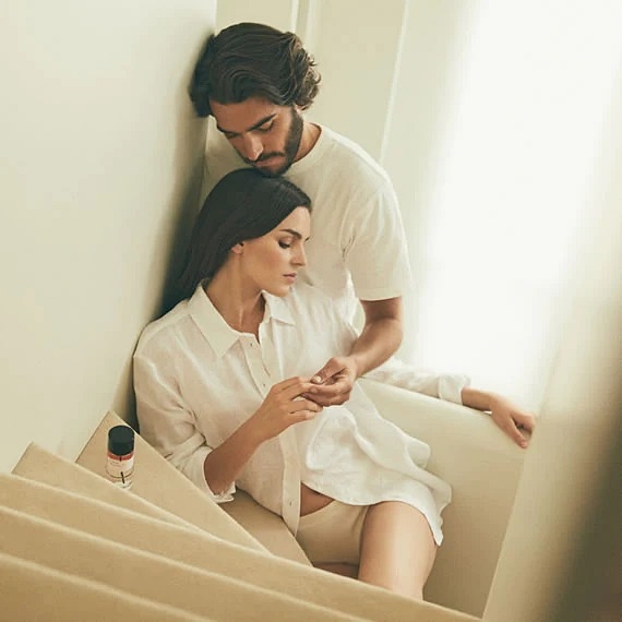 여자와 남자가 손을 잡고 있음