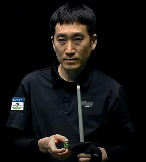 PBA 투어프로당구 김경민 당구선수가 경기에 집중하고 있는 모습