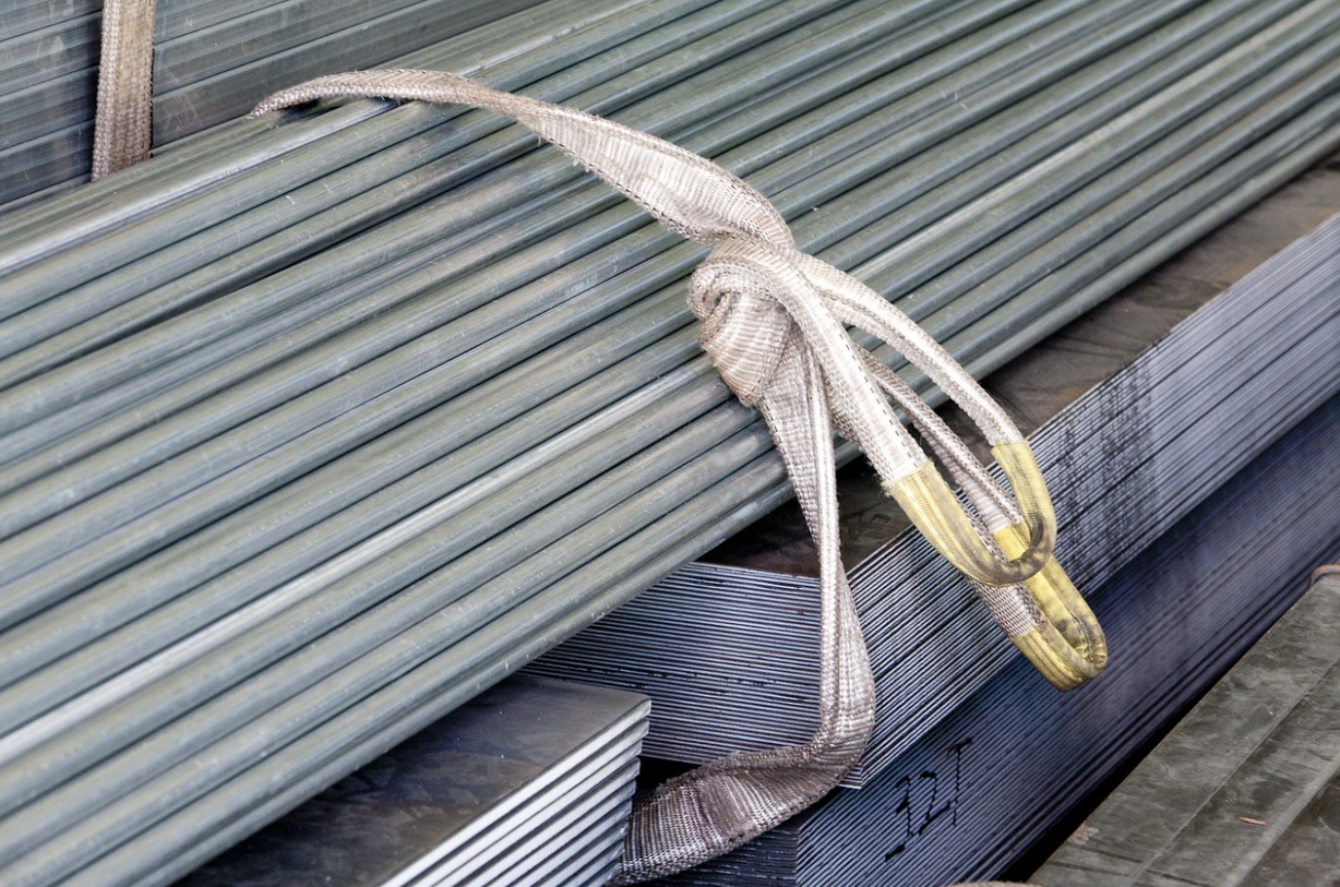 묶어 놓은 철강 판들