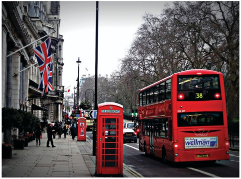 영국 2층버스와 영국의 국기가 보이는 영국의 길거리 풍경