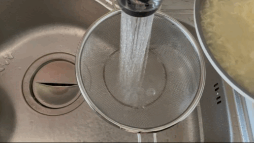 삶은-면을-찬물에-헹굼-준비