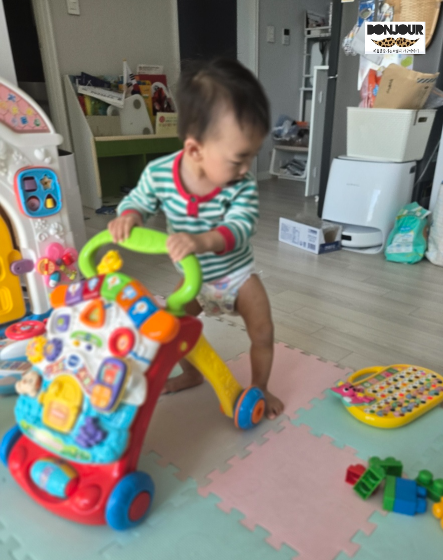 걸음마 보조기를 타고 다니는 16개월 아기