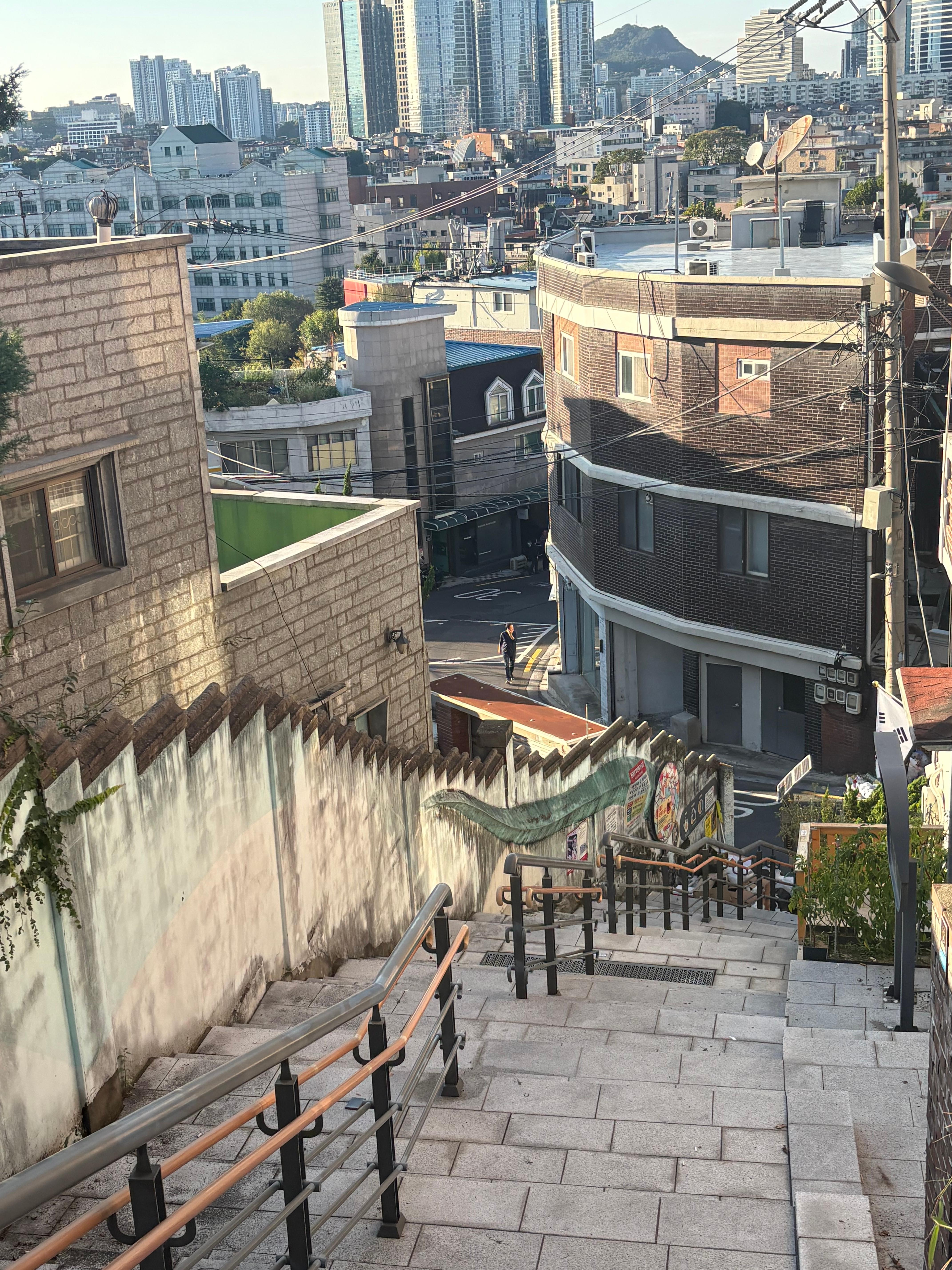 서울 속 이국적인 낭만, 해방촌(HBC) 완벽 데이트 코스: 남산 뷰 부터 신흥시장까지